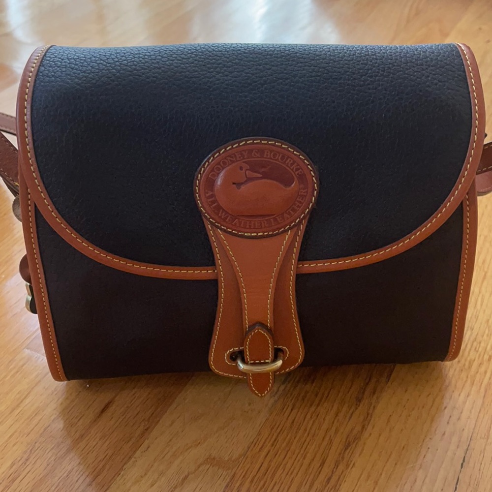Dooney & Bourke All weather leather pre-loved in a very good condition